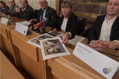 Auf einer Pressekonferenz am 25. November 2019, einen Tag nach dem Unglück, werden unter anderem Fotos von der noch intakten Eisskulptur gezeigt
