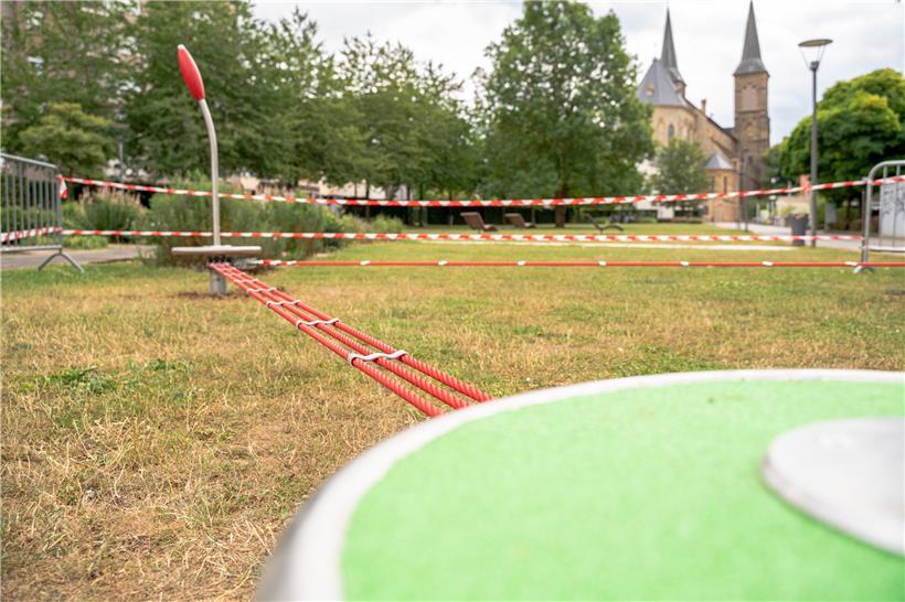 Auf einer „Slackline“ kann jeder seinen eigenen Gleichgewichtssinn erproben: Diese Anlange befindet sich im Zentrum von Düdelingen im Emile-Mayrisch-Park
