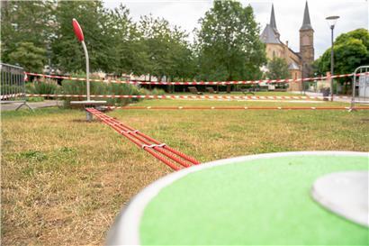 Auf einer „Slackline“ kann jeder seinen eigenen Gleichgewichtssinn erproben: Diese Anlange befindet sich im Zentrum von Düdelingen im Emile-Mayrisch-Park
