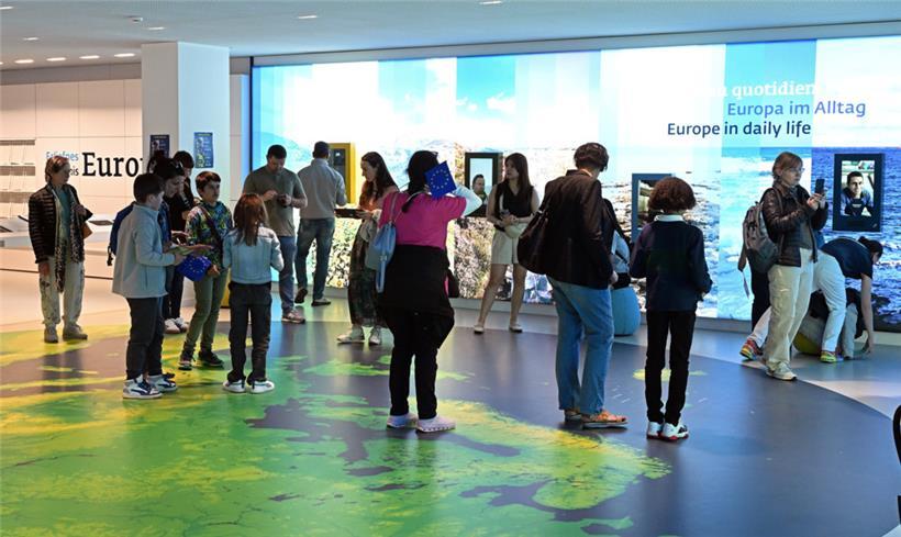 Auf einer großen Europakarte können verschiedene Standorte europäischer Institutionen und Einrichtungen anhand eines Touchscreens digital erkundet werden
