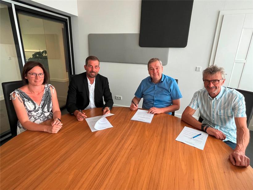 Auf gute Zusammenarbeit: Mireille Duprel, Yves Cruchten, Michel Wolter und Frank Pirrotte (v.l.) besiegeln in Käerjeng das Koalitionsabkommen
