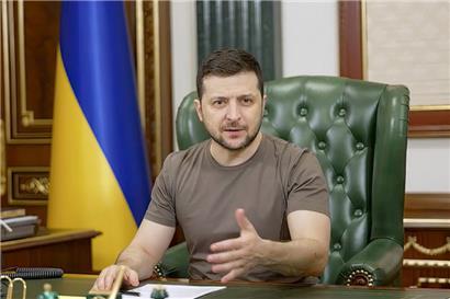 Auf historischer Mission: der ukrainische Präsident Wolodymyr Selenskyj bei einer seiner Videoansprachen
