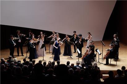 Auf ihrem letzten Halt ihrer kleinen Europatournee spielte das Ensemble Esperanza Werke für Streichorchester von Sir Edward Elgar, Felix Mendelssohn-Bartholdy und Peter Tschaikowsky
