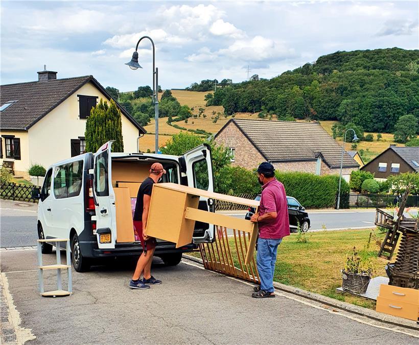Auf ihren Touren verteilen die „Stroossenenglen“ nicht nur Lebensmittel. Bei Bedarf werden auch Möbel organisiert, die dann vom Spender zum Empfänger transportiert werden.
