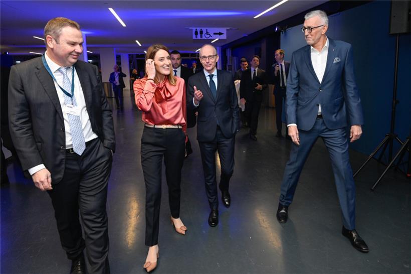 Auf in die Arena: Fedil-Direktor René Winkin, Europaparlamentspräsidentin Roberta Metsola, Premier Luc Frieden und Fedil-Präsident Georges Rassel in der Luxexpo
