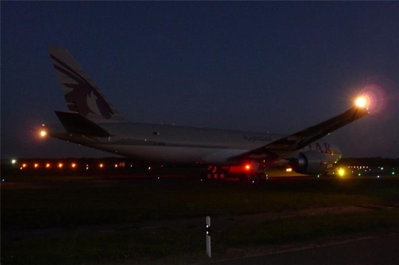 Auf in die Nacht: Eine Boeing 777 der Qatar Cargo rollt zur Startposition
