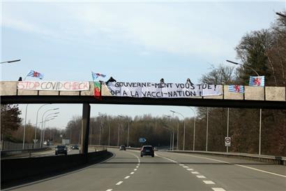 Auf mehreren Luxemburger Autobahnbrücken haben sich am Sonntag Menschen versammelt
