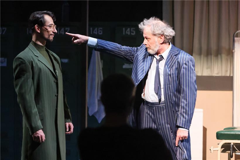 Auf verdeckte Weise unterminiert Gibbs (Daron Yates) die Macht von Roote (Dennis Kozeluh). Zu einem offenen Streit zwischen beiden kommt es aber nie.
