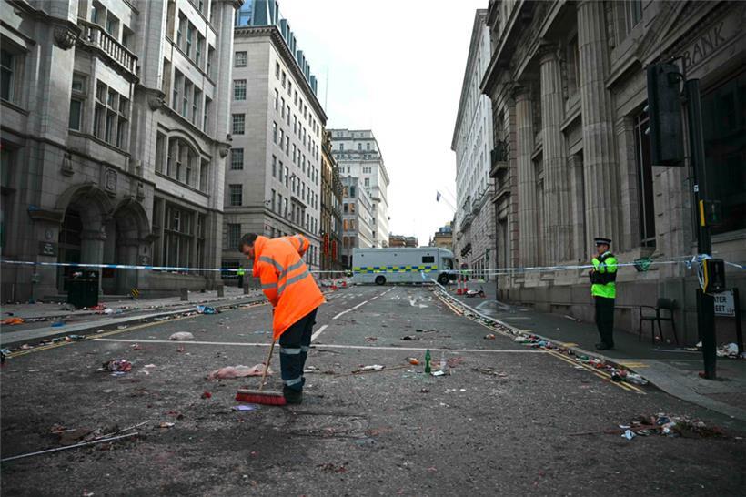 Aufbauarbeiten am Tag danach in Liverpool: Ein Autofahrer war am Montagabend in eine Menschenmenge gerast
