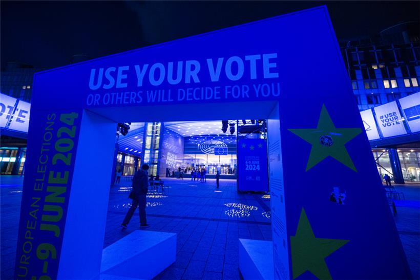 Aufforderung vor dem Gebäude des EU-Parlaments in Brüssel, an der Europawahl teilzunehmen
