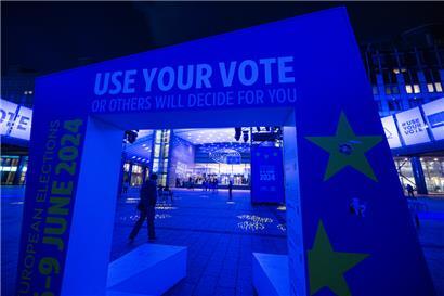Aufforderung vor dem Gebäude des EU-Parlaments in Brüssel, an der Europawahl teilzunehmen
