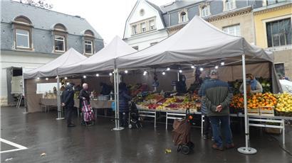 Aufgrund der steigenden Infektionszahlen finden sich weniger Kunden als sonst auf dem Wochenmarkt
