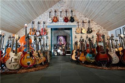 Aufmarsch der E-Gitarren: Über 700 Gitarren hat Luc Henzig bisher gesammelt – aus Leidenschaft.
