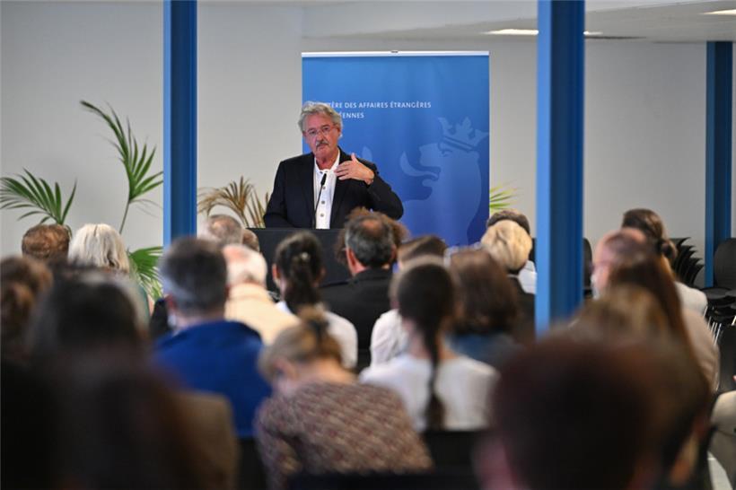 Aufmerksam hören die Anwesenden Außenminister Jean Asselborn zu, als er bei der Informationsveranstaltung im sogenannten „Bâtiment T“ über den Krieg in der Ukraine spricht
