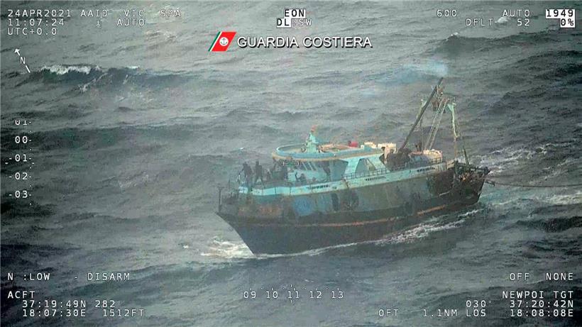 Aufnahme der italienischen Küstenwache: Diese Menschen wurden vor der libyschen Küste gerettet, aber nicht immer eilen die Europäer herbei, wenn Menschen in Seenot sind
