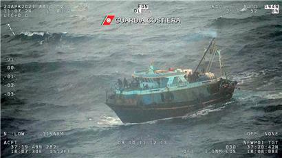 Aufnahme der italienischen Küstenwache: Diese Menschen wurden vor der libyschen Küste gerettet, aber nicht immer eilen die Europäer herbei, wenn Menschen in Seenot sind
