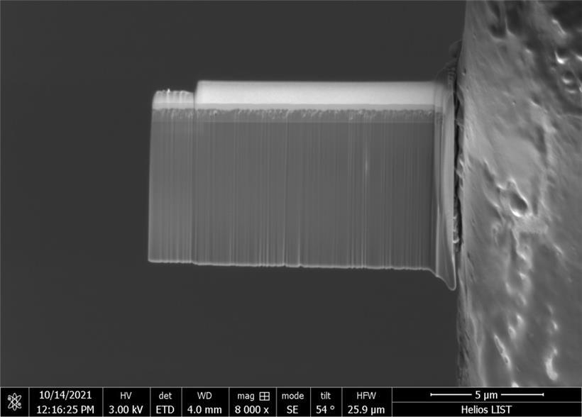 Aufnahme einer 100 Nanometer dicken Lamelle – sie ist 1.000-mal dünner als ein B...