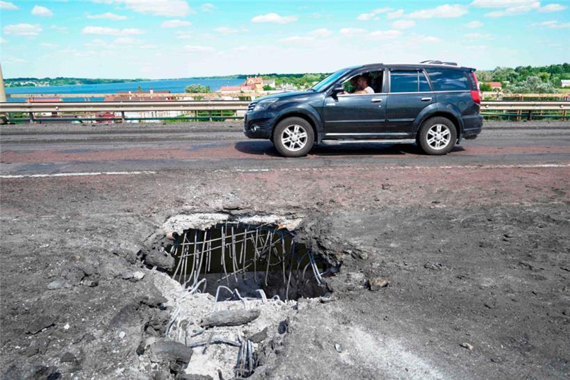 Aufnahme von der Antoniwka-Brücke vom 21. Juli: Mittlerweile soll die für den russischen Nachschub in der Region Cherson wichtige Brücke derart zerstört sein, dass sie von den russischen Besatzungsmächten gesperrt wurde
