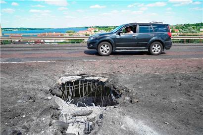 Aufnahme von der Antoniwka-Brücke vom 21. Juli: Mittlerweile soll die für den russischen Nachschub in der Region Cherson wichtige Brücke derart zerstört sein, dass sie von den russischen Besatzungsmächten gesperrt wurde
