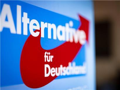 Aufsteller mit dem Schriftzug „Alternative für Deutschland“ und dem Logo der AfD