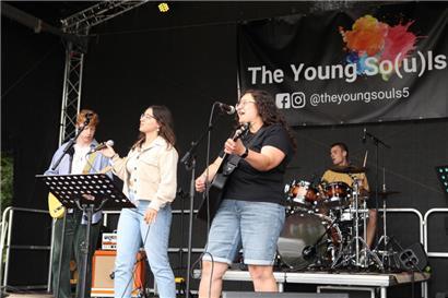 Auftritt von The Young Souls
