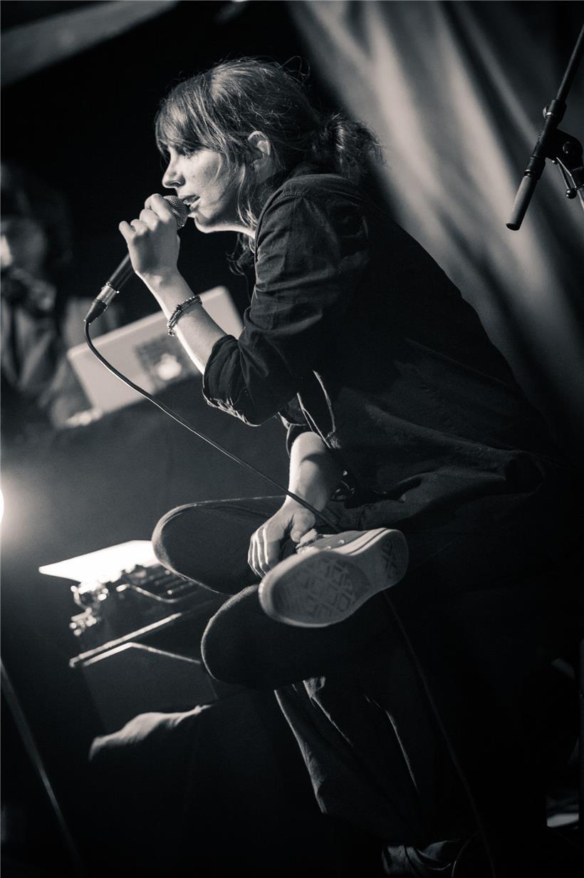 „Auftritte und Geselligkeit sind toll, aber sie sind es nicht wert, einen nahen Menschen in Lebensgefahr zu bringen“, sagt Claudine Muno. 2017 hatte ihre Mutter einen Schlaganfall. Über die Schwierigkeiten danach hat die Künstlerin im Rahmen des Welttages gegen den Hirnschlag ein Lied geschrieben.
