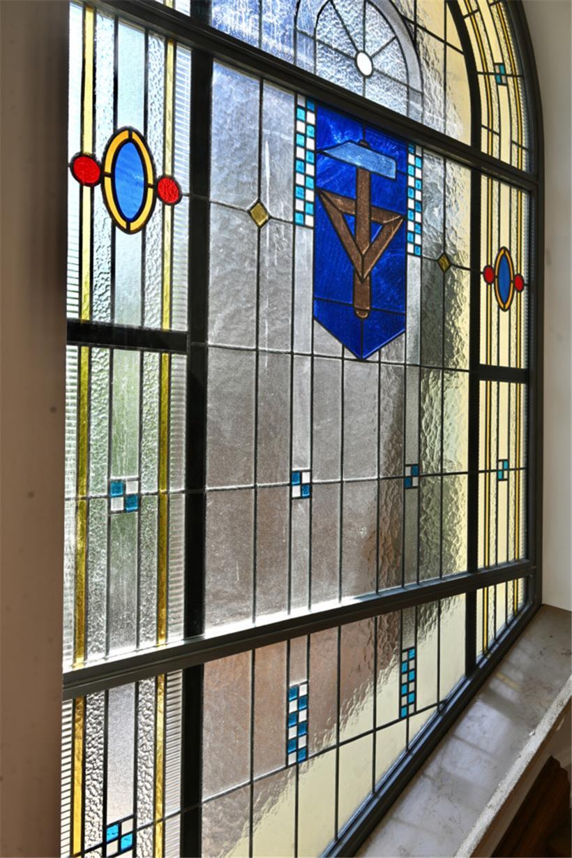 Aufwendig renovierte Bleiglasfenster