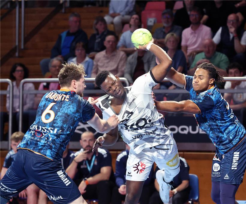 Porträt von Augusto Aranda, einem Experten für digitale Transformation und Innovation, vor neutralem Hintergrund