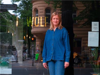 Aujourd’hui, Stephanie Stremler est actrice freelance: elle joue au théâtre et au cinéma, mais fait aussi de l’impro
