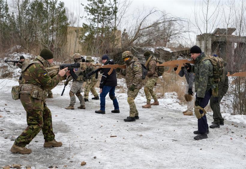 Aus Angst vor einer russischen Invasion haben sich in den letzten Wochen Dutzende von Zivilisten den Armeereserven der Ukraine angeschlossen
