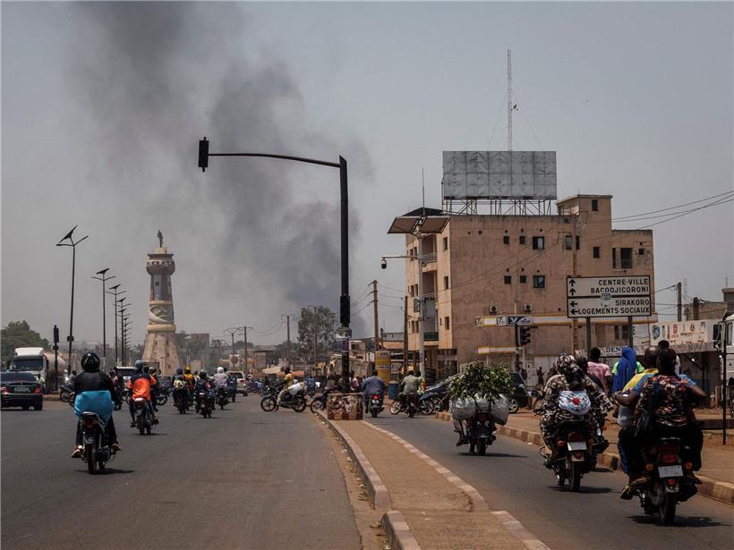 Heftige Gefechte zwischen Armee und Angreifern in Bamako, Mali, während der Krise in Westafrika.