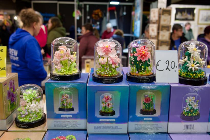 Aus Holz- und Kunststoffteilen werden in sorgfältiger Handarbeit beeindruckende ...