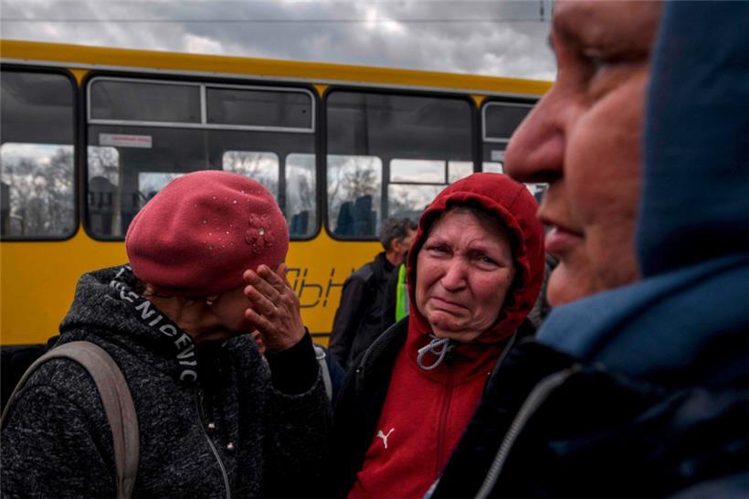 Aus Mariupol geflüchtete Menschen brechen in Saporischschja in Tränen aus
