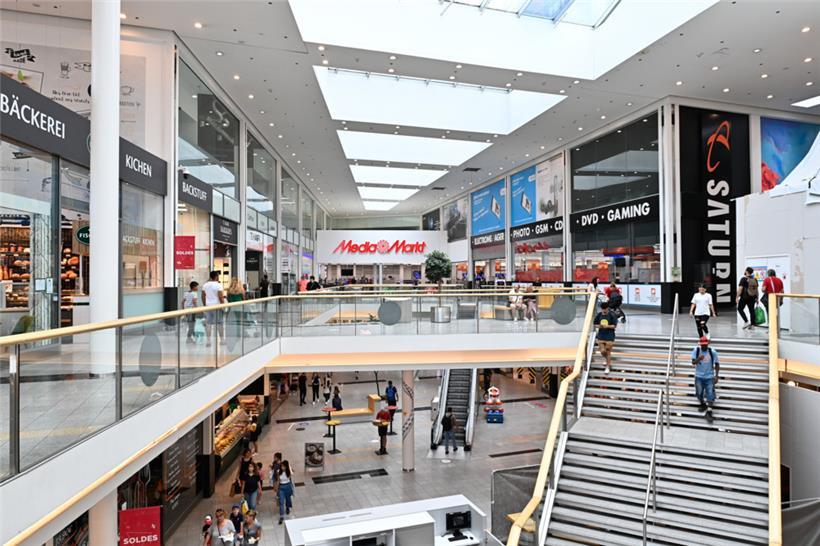 Aus Saturn ist MediaMarkt geworden. Die Handelskette für Unterhaltungselektronik besetzt jetzt nur noch ein Stockwerk, hat dort aber ihre Verkaufsfläche vergrößert. Die alte 2. Etage wird erweitert und in eine Food-Hall umgewandelt.   

