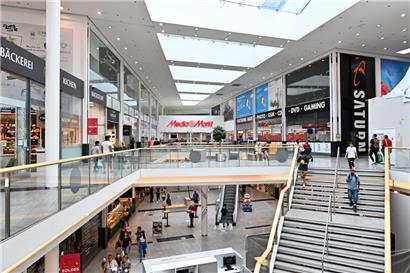 Aus Saturn ist MediaMarkt geworden. Die Handelskette für Unterhaltungselektronik besetzt jetzt nur noch ein Stockwerk, hat dort aber ihre Verkaufsfläche vergrößert. Die alte 2. Etage wird erweitert und in eine Food-Hall umgewandelt.   
