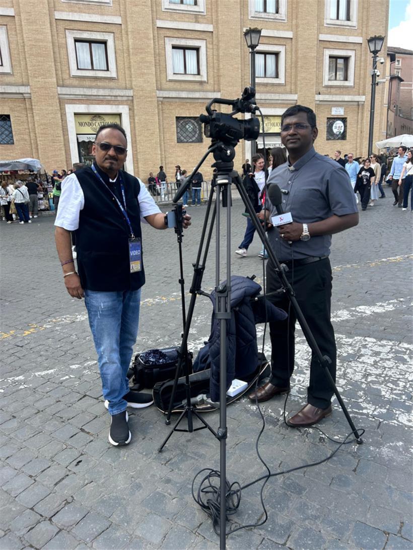 Aus allen Ecken der Welt strömen Medienleute nach Rom
