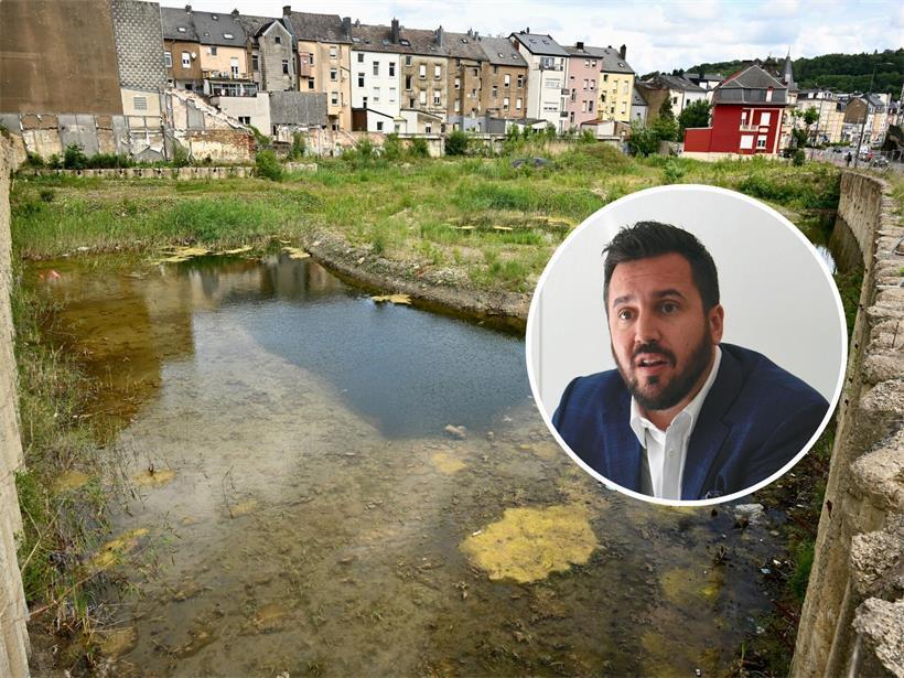 Brachliegende Baugrube eines stillgelegten Bauprojekts auf ungenutztem Grundstück