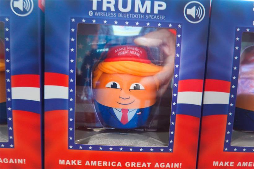 Aus dem Ding quäkt vermutlich ein „Best-of“ von Trumps bescheuertsten Sprüchen 
