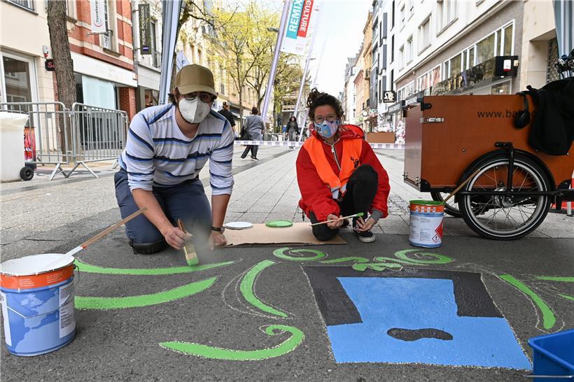 Aus dem Eimer auf die Straße: Louis Elsen und Irina Moons bei der Arbeit
