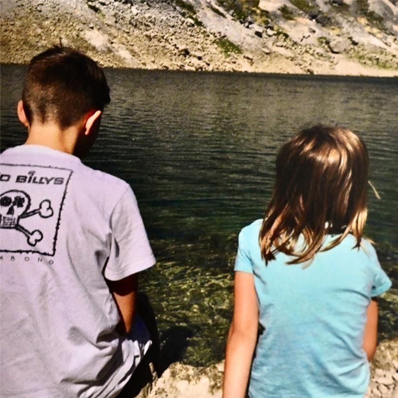 Aus dem Familienfotoalbum: Hier sind Sarahs* Kinder 12 und 6 Jahre alt. 
