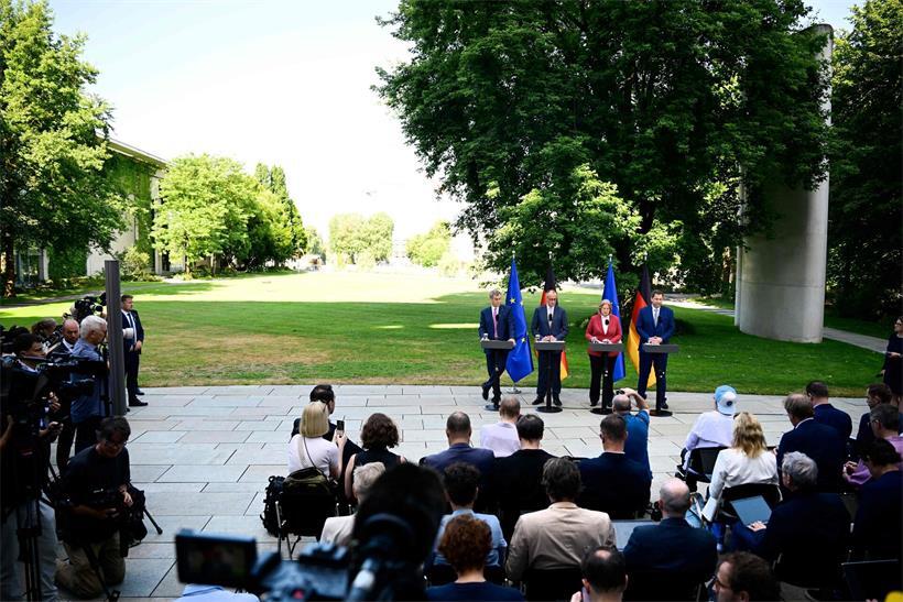 Garten des Bundeskanzlers mit grünen Pflanzen und sonnigem Himmel, symbolisch für positive politische Signale