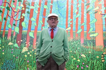 Aus dem Jahr 2017: Der britische Maler David Hockney im Pariser Centre Pompidou, im Hintergrund sein Gemälde „The Arrival of Spring in Woldgate, East Yorkshire in 2011“
