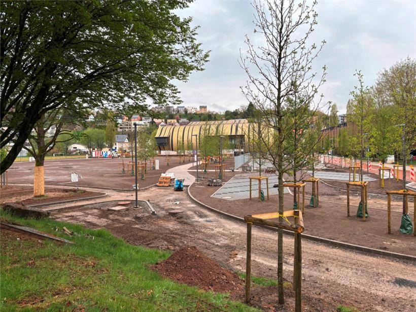 Aus dem grauen Parkplatz vor der „Däichhal“ wurde eine einladende Parkanlage
