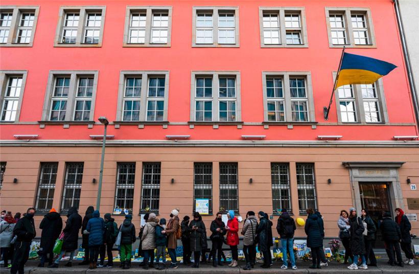 Aus der Ukraine geflüchtete Menschen können sich in Berlin in der Botschaft ihres Landes impfen lassen
