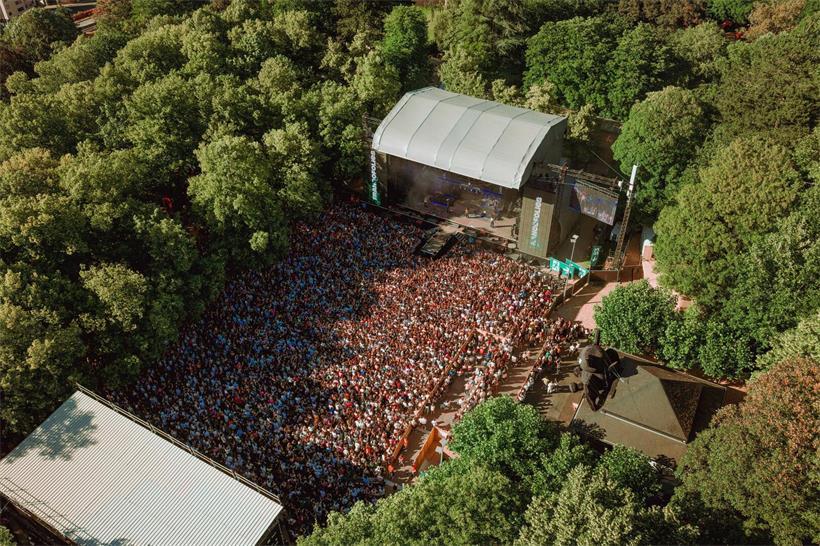 So erfolgreich wie noch nie: Musikfestival in Esch bricht Besucherrekorde Aus der Vogelperspektive: die Menschenmenge bei den Francofolies