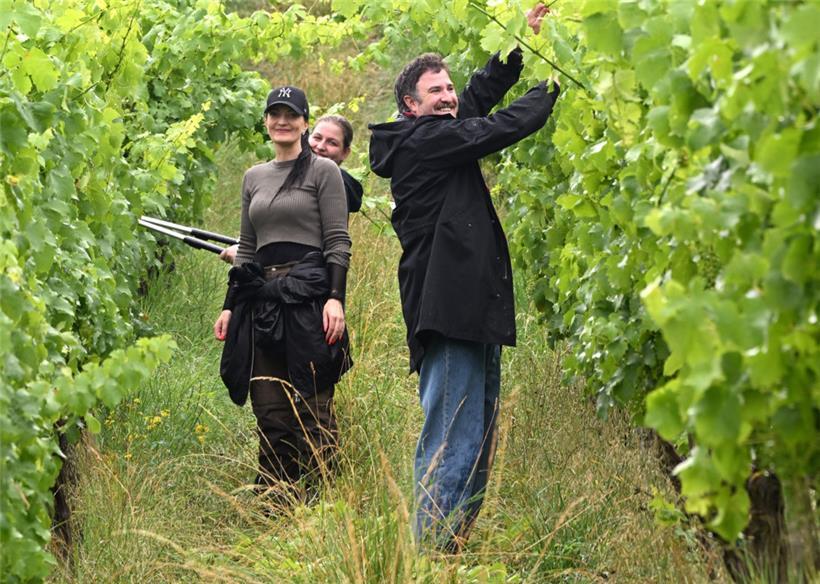 Aus der Zeit, als wir nur Leute mit „J“ als Anfangsbuchstabe eingestellt haben: Jenny, Jil und Julian beim Zurückschneiden
