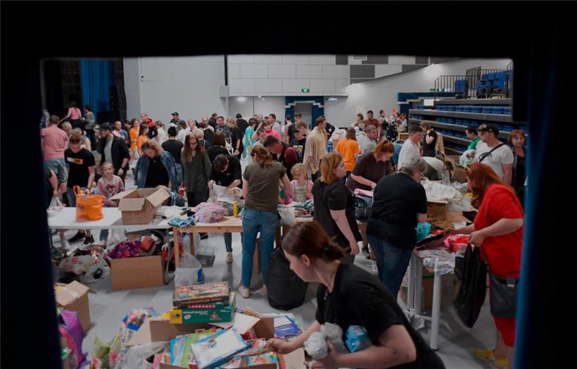 Aus der russischen Region Belgorod evakuierte Zivilisten in einem Verteilungszentrum – mehr als 4.000 Menschen sollen bereits in provisorischen Unterkünften sein
