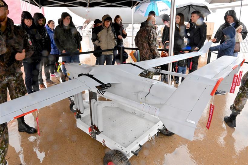 Aus nächster Nähe, aber nicht zum Anfassen: eine militärische Drohne