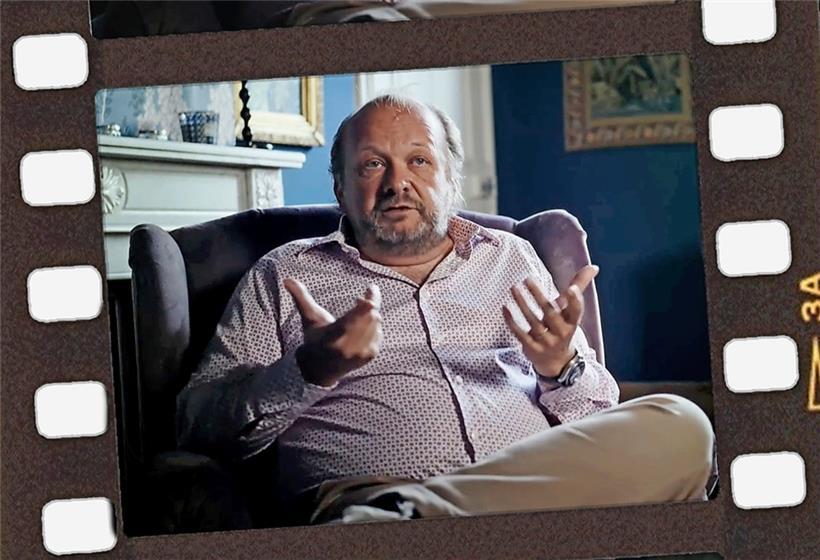 Aus seinem Hausarrest in Frankreich zeigt sich Frank Schneider in der arte-Dokumentation „Die Kryptoqueen“ durchaus redselig
