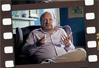 Aus seinem Hausarrest in Frankreich zeigt sich Frank Schneider in der arte-Dokumentation „Die Kryptoqueen“ durchaus redselig
